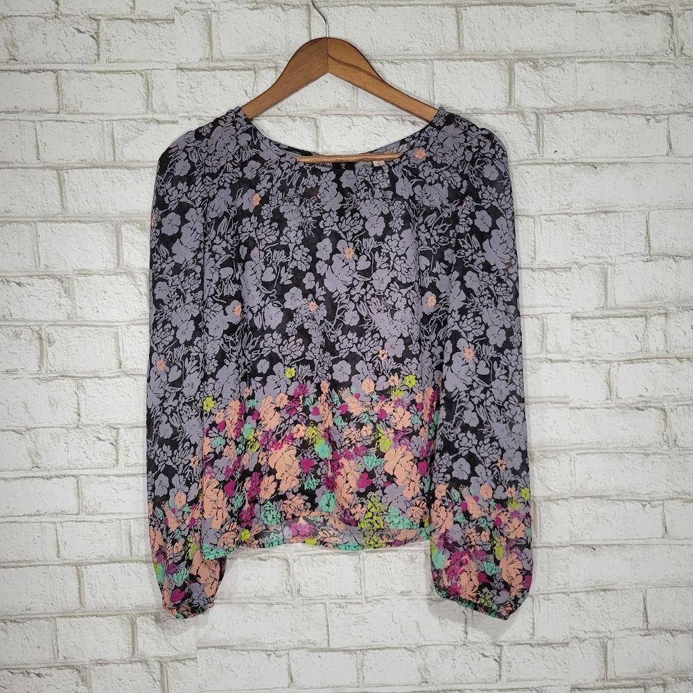 Xhilaration cute floral zipper back blouse